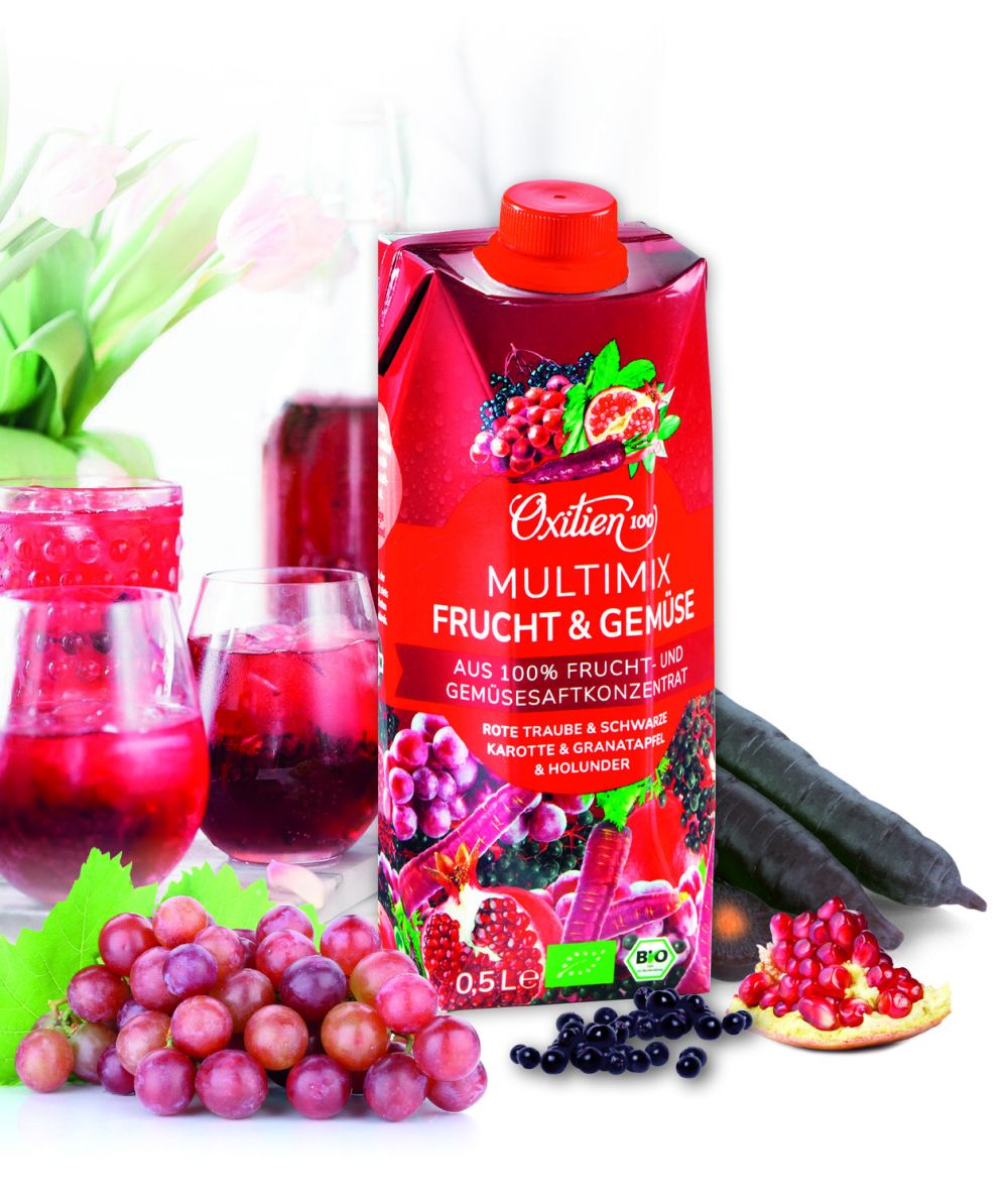 Beutel beschriftet Oxitien Mulit Mix Frucht & Gemüse
Beeren Deko vor dem Beutel, Gläser hinter dem Beutel