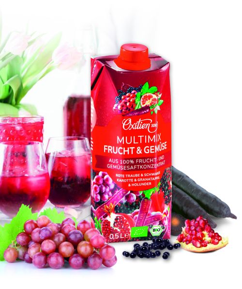 Beutel beschriftet Oxitien Mulit Mix Frucht & Gemüse
Beeren Deko vor dem Beutel, Gläser hinter dem Beutel