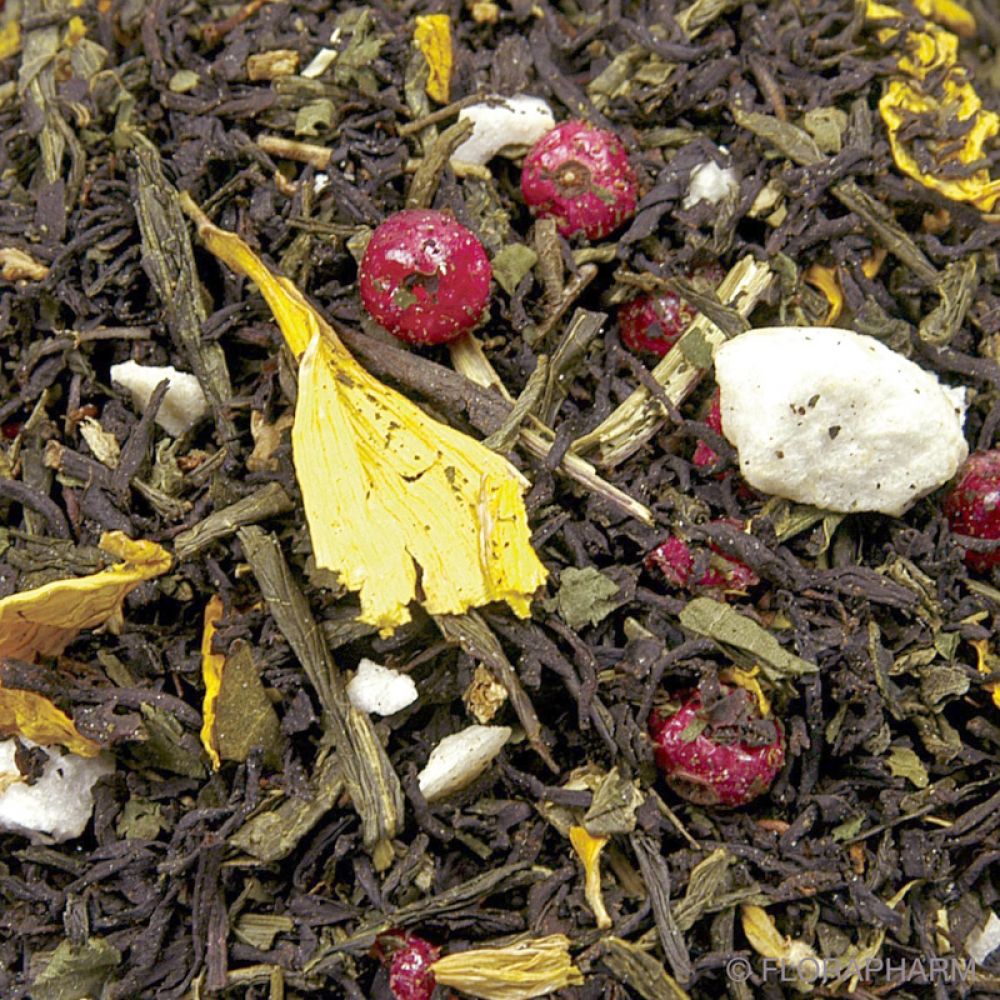 Eine Teemischung mit Kräutern und Fruchtstücken, aromatisiert, mit Birne-Pfirsich-Geschmack