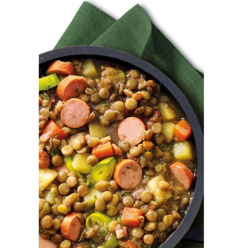 Linseneintopf in Pfanne auf grüner Serviette