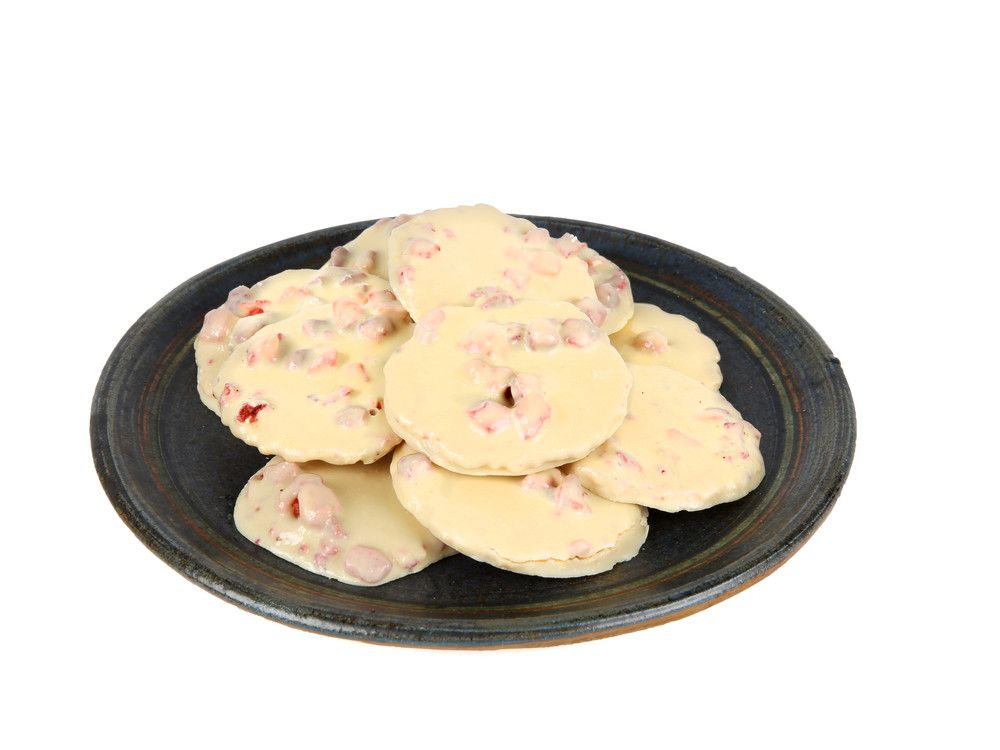 Joghurt-Erdbeer Waffeln auf einem Teller angerichtet