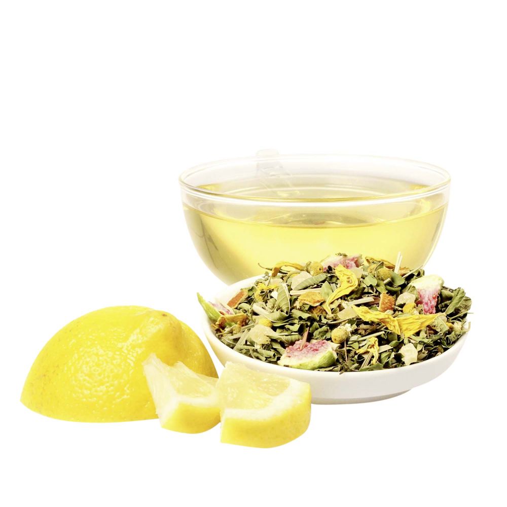 Lemon Verbene Tee mit Zitrone und aufgebrüht in einer Glastasse