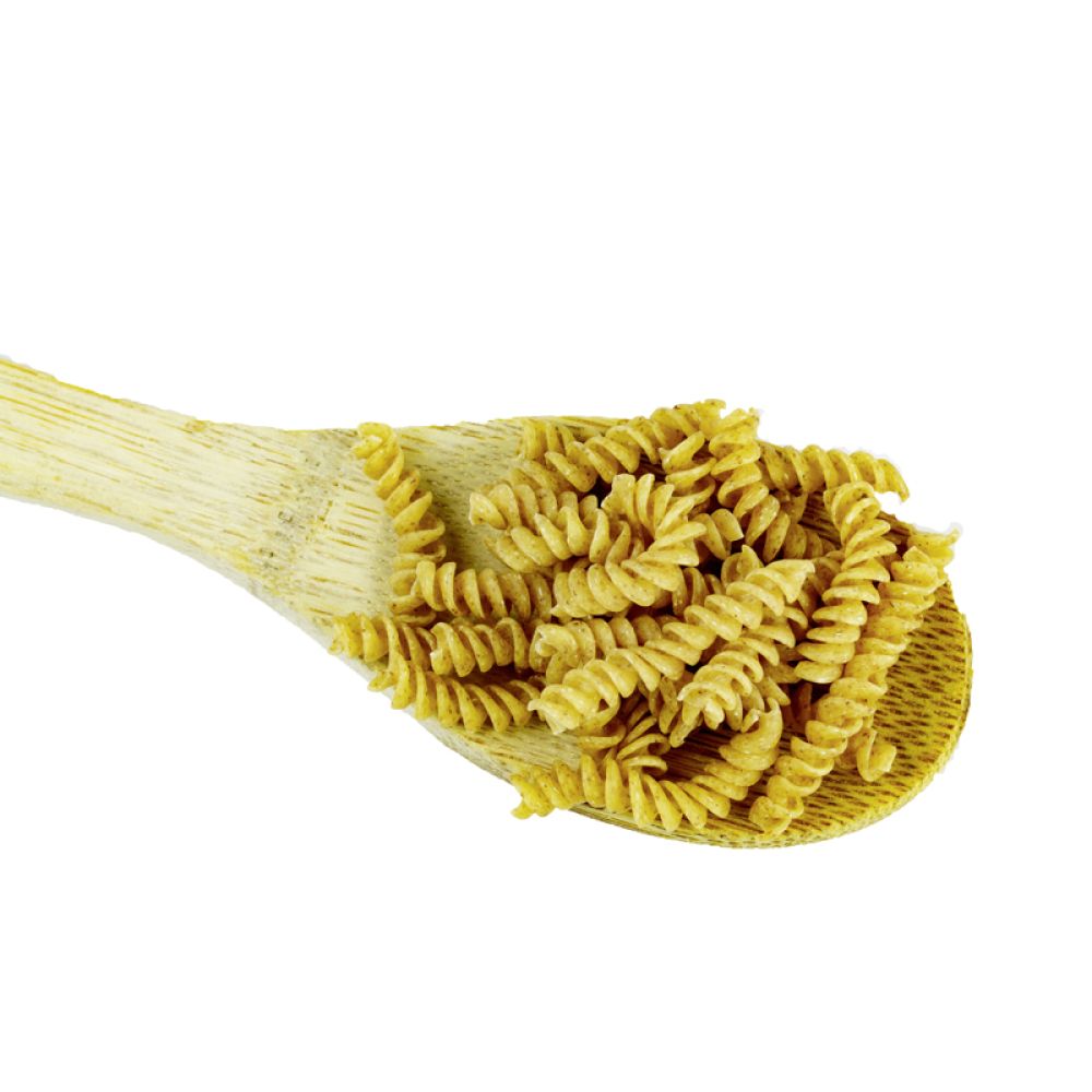 Nudelnportion auf einem Holzlöffel