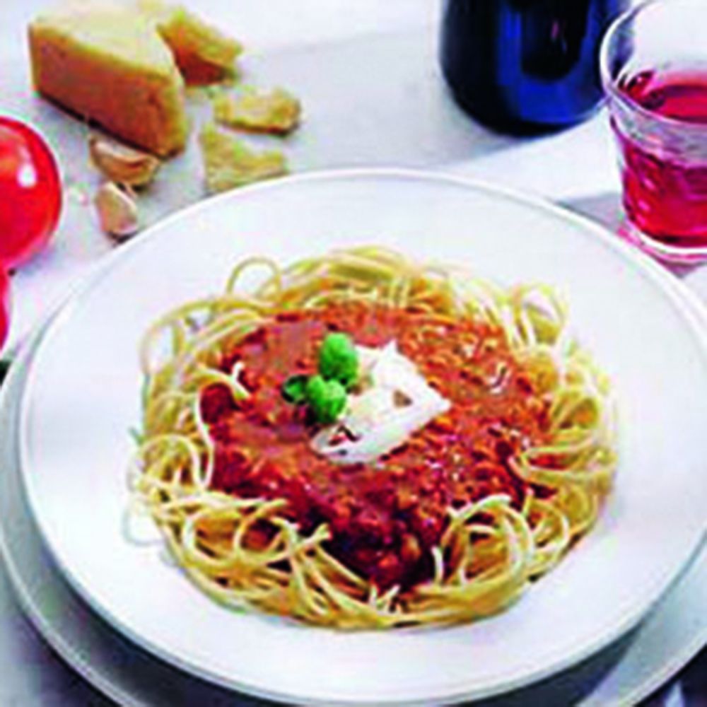 Bolognese Sauce auf Nudeln verziert mit Basilikum