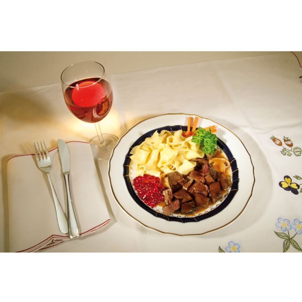 Hirsch Rahm Gulasch angerichtet mit Nudeln und einem Glas Wein