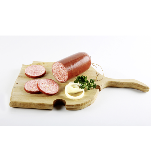 Katenrauch aufgeschnitten und auf einem Holzbrettchen angerichtet