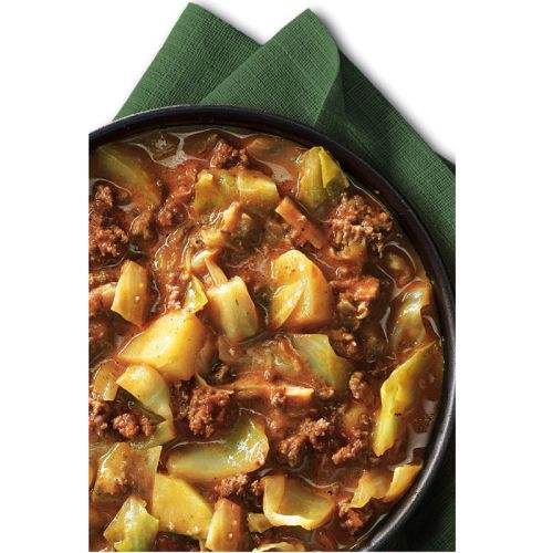 schmorkohl in Pfanne auf grüner Serviette