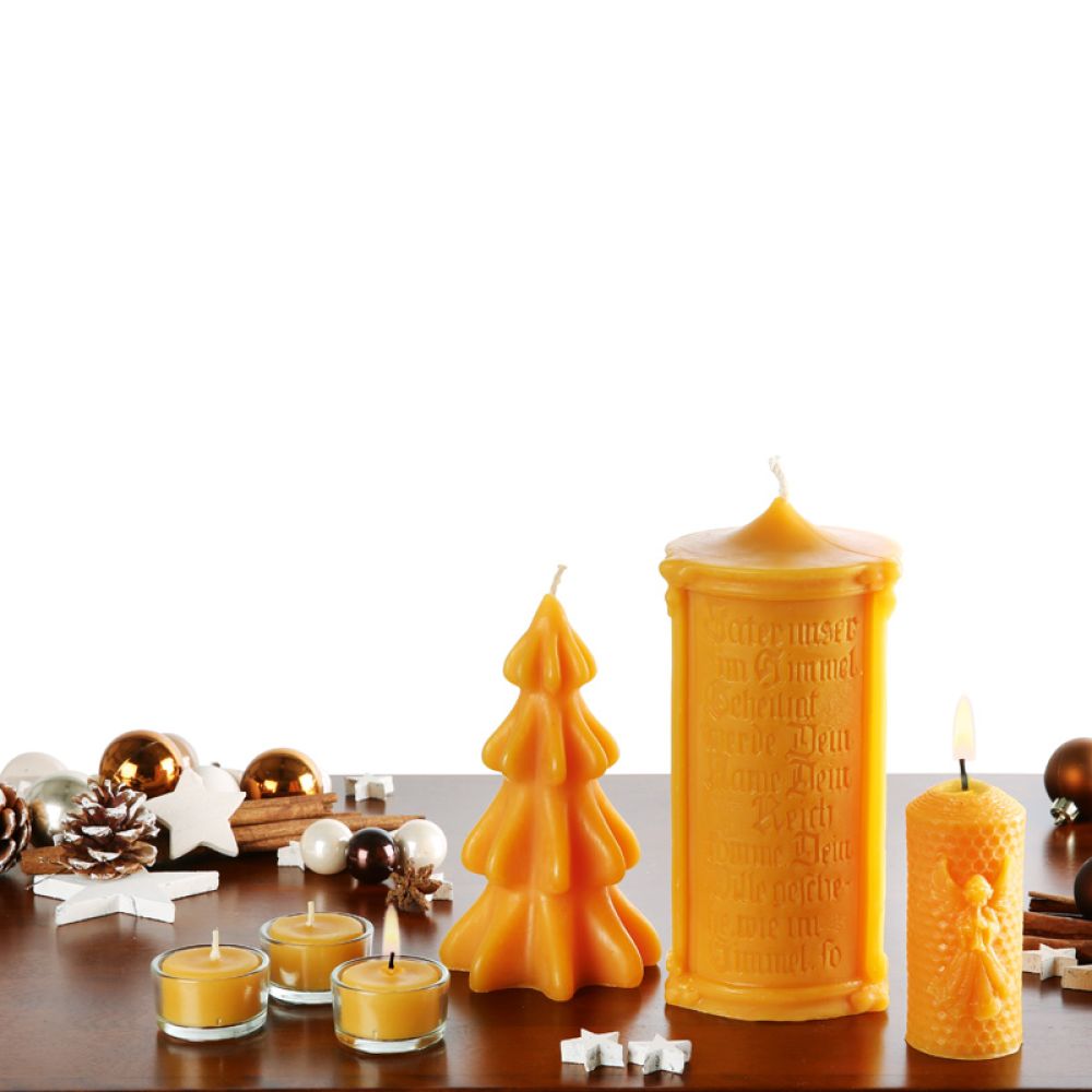 Verschiedene Kerzen aus Bienenwachs. Mittig im Bild die Tannenbaumkerze dieses Angebots.