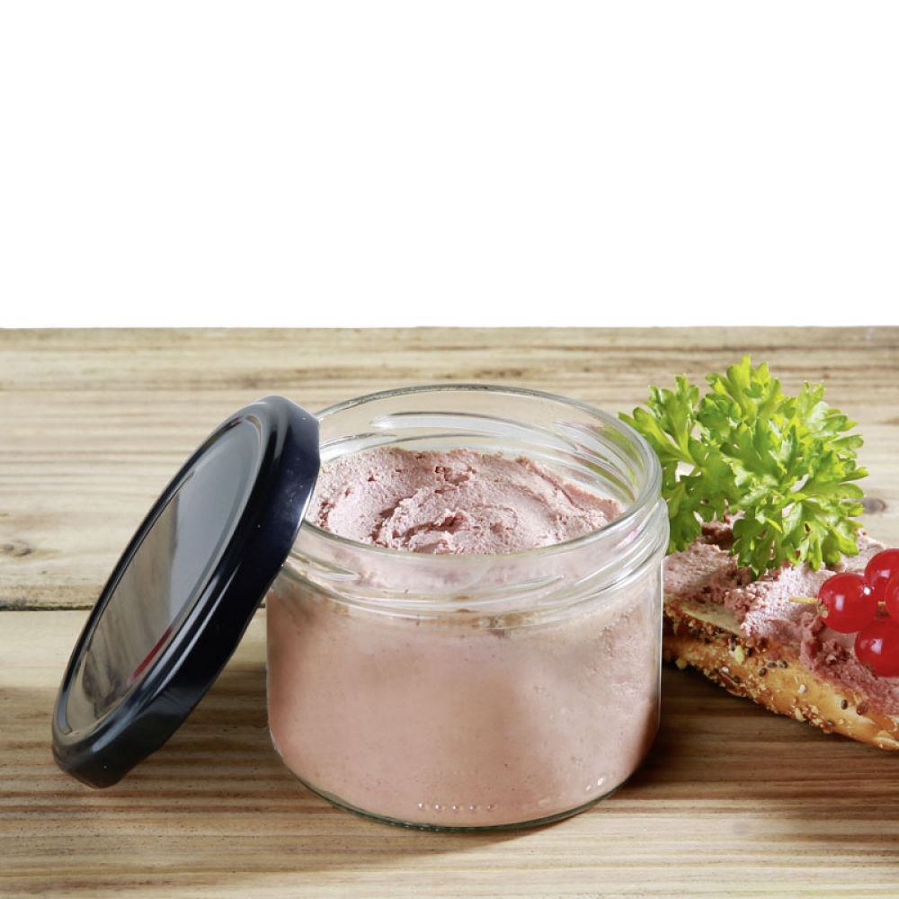 Feine Pastete mit Preiselbeeren verfeinert.