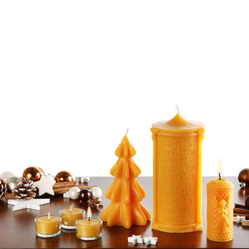 Bienenwachskerzen, eine davon die Bienenwachskerze in Wabenoptik mit Engelsmotiv