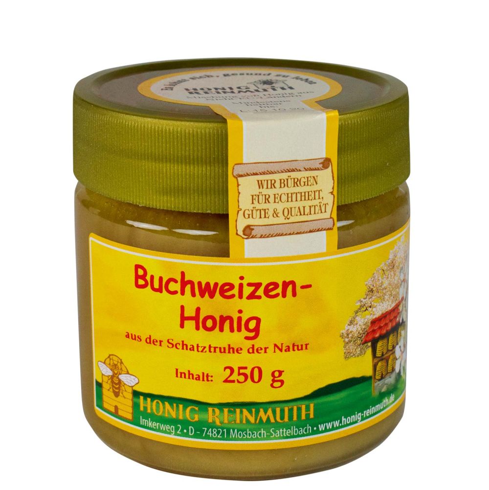 Bucheweizenhonig im Glas vor einem Holzlöffel mit Körnern