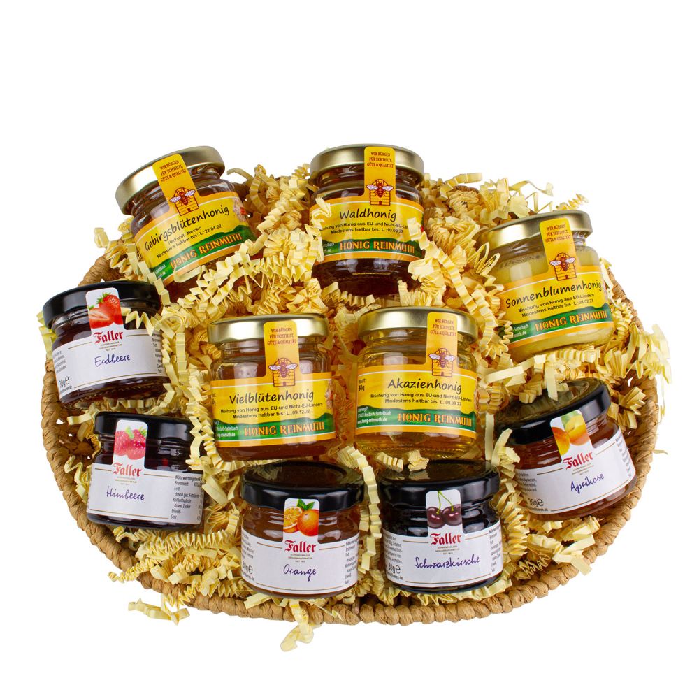 Geflochtener Korb mit fünf verschiedenen Konfitüren und fünf verschiedenen Honigen.