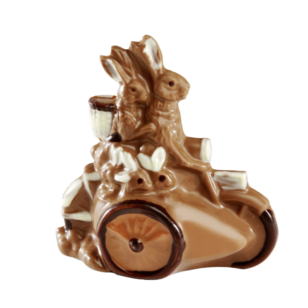 Schokoladen Osterhasenfamilie fährt Motorrad mit Beiwagen