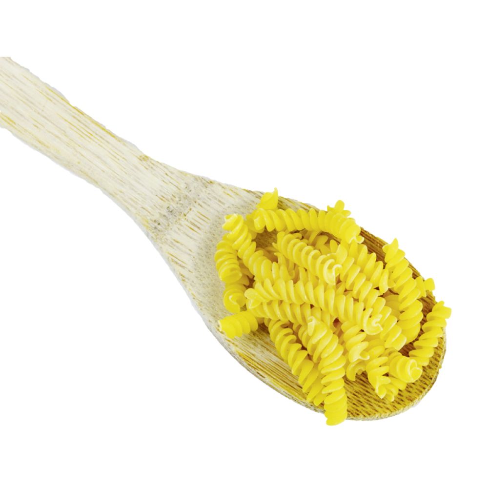 Dinkel Spiralnudeln mit Ei auf einem Holzlöffel