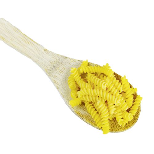 Dinkel Spiralnudeln mit Ei auf einem Holzlöffel