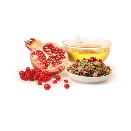 Granatapfel-Johannisbeer-Tee mit Moringa dekorativ angerichtet mit Tee und den Zutaten