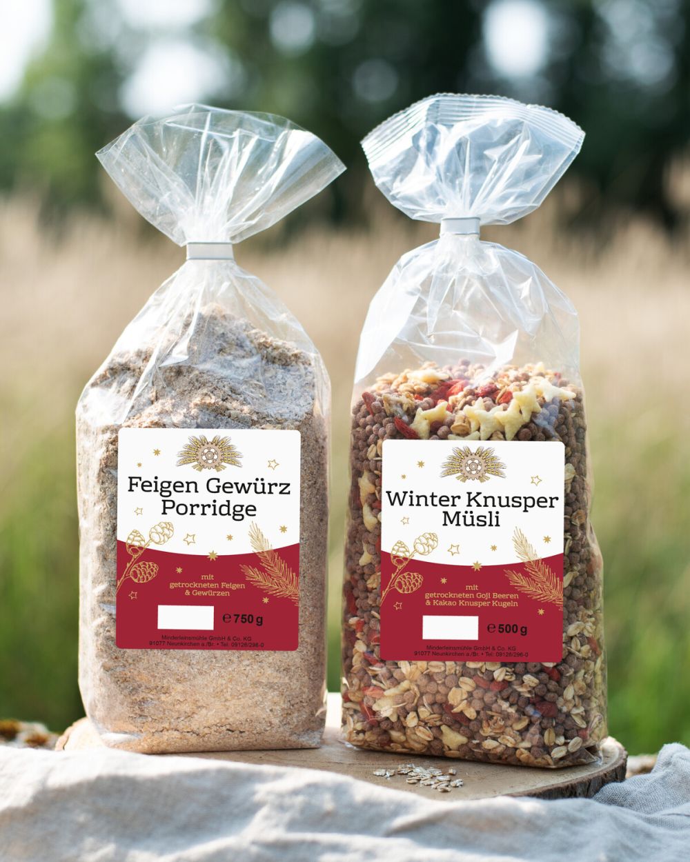 Winter Knusper Müsli und Feigen Gewürz Porridge, nebeinander, jeweils in einer Cellophantüte mit Etikett und Klips.