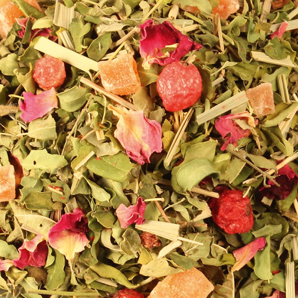 Detailansicht loser Granatapfel-Johannisbeer-Tee mit Moringa