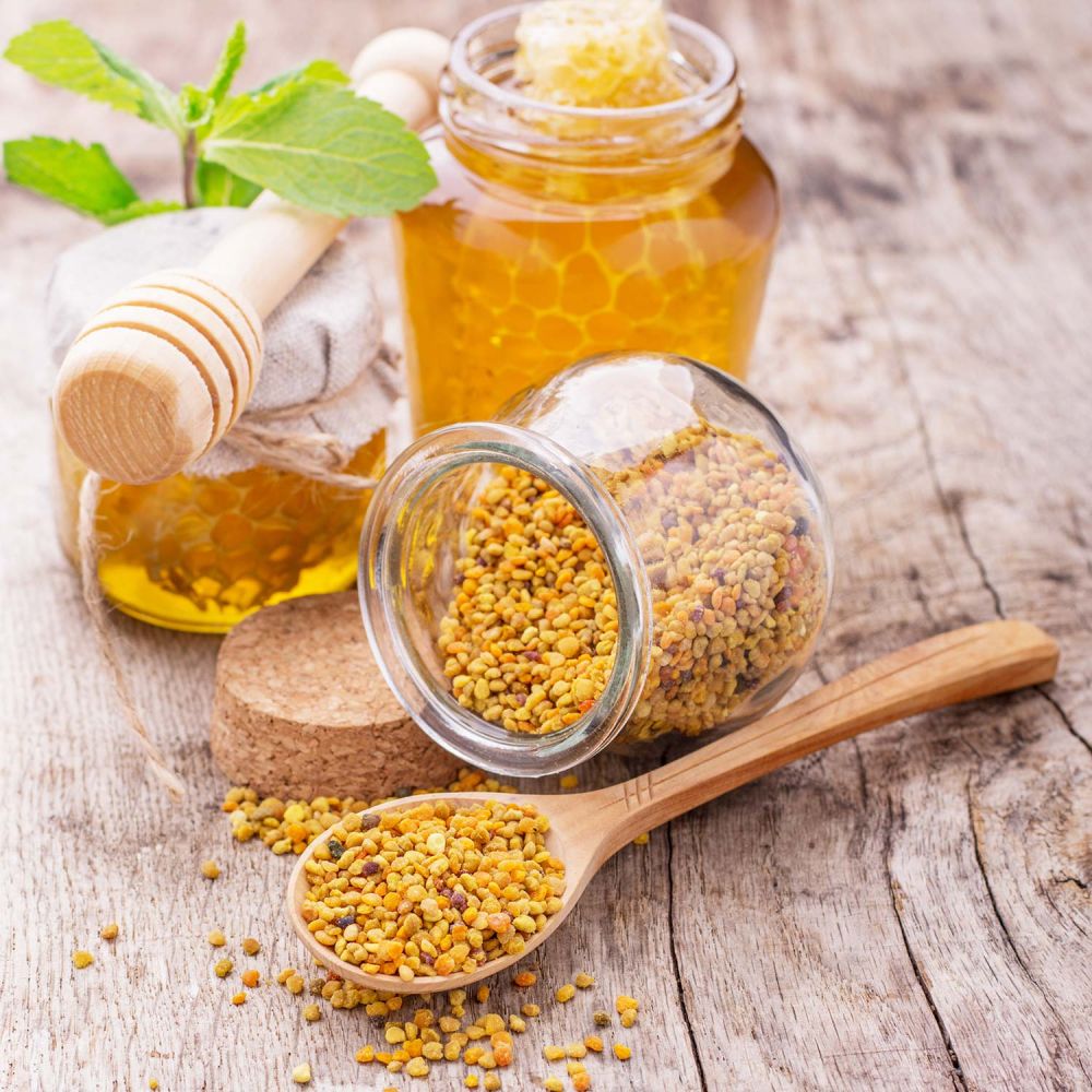 Blütenpollen Dekobild mit Holzlöffel und Honigglas